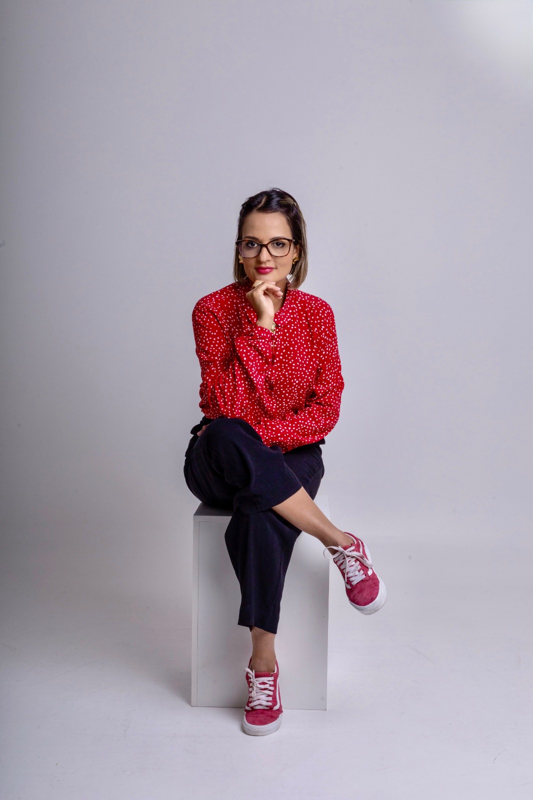 Retrato da Dra. Luna Mangueira, médica ortopedista especializada em coluna