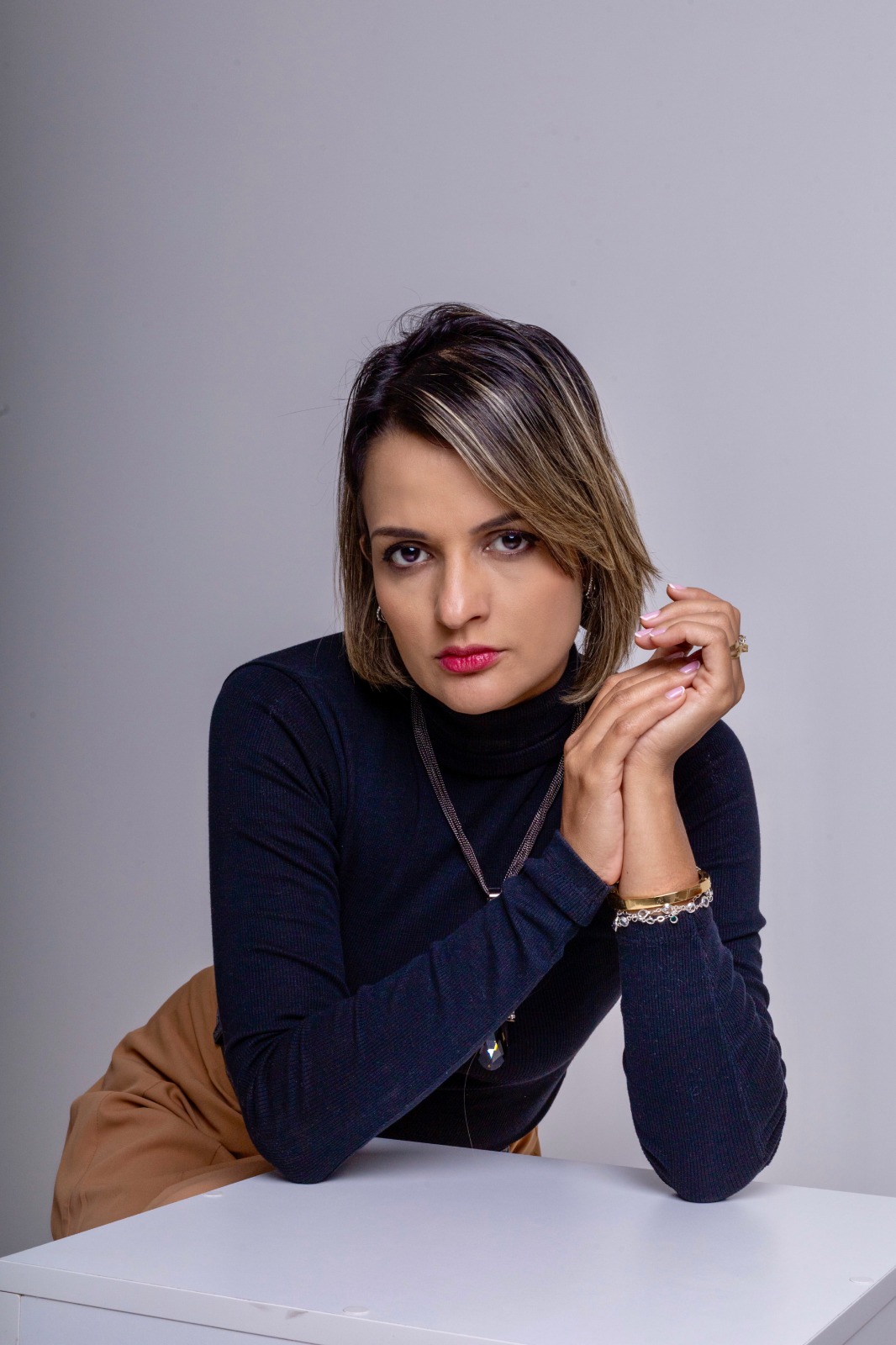 Dra. Luna Mangueira em retrato profissional